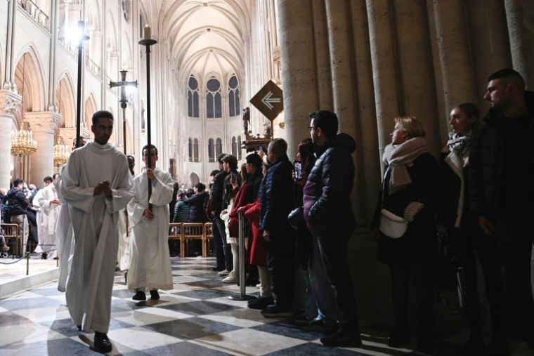 Pour la première fois depuis l'incendie de 2019, la traditionnelle messe de Noël se tient à la cathédrale Notre-Dame de Paris le 24 décembre 2024 ( AFP / JULIEN DE ROSA )