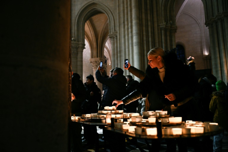 dans le choeur de Notre-Dame de Paris le 24 Decembre 2024 ( AFP / JULIEN DE ROSA )