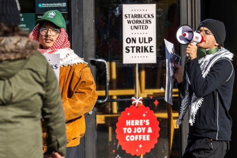 Des travailleurs manifestent devant un Starbucks dans le quartier de Brooklyn à New York