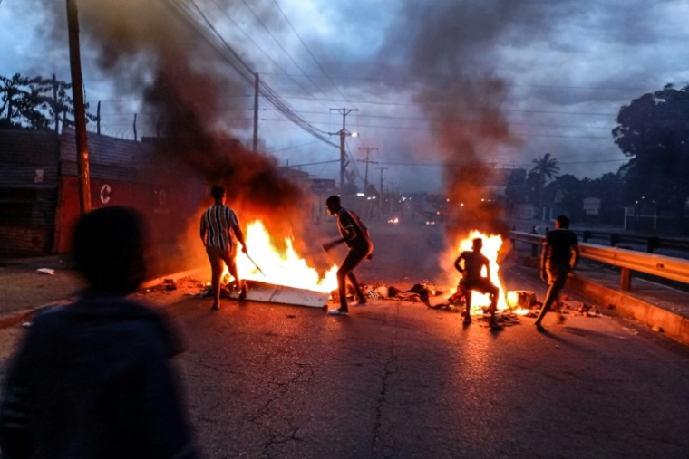 Des barricades enflammées à Maputo au Mozambique,après la confirmation de la victoire du parti au pouvoir à la présidentielle, le 23 décembre 2024. ( AFP / Amilton Neves )