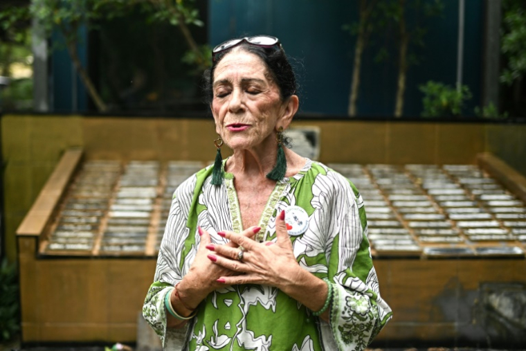 Elisabeth Zana, fondatrice de l'association NAT, qui a perdu sa fille Natacha dans le tsunami de 2004, au parc commémoratif du tsunami à Koh Phi Phi, le 21 novembre 2024 en Thaïlande ( AFP / Manan VATSYAYANA )