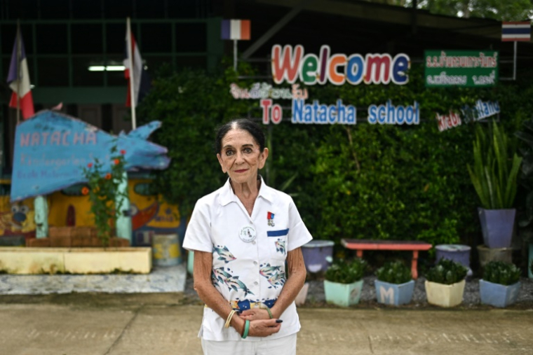 Elisabeth Zana, fondatrice de l'association NAT, devant l'école Bankuankojan de Krabi, également connue sous le nom d'"école Natacha", en mémoire de sa fille Natacha décédée lors du tsunami de 2004, le 22 novembre 2024 en Thaïlande ( AFP / Manan VATSYAYANA )