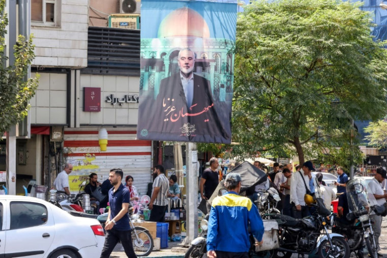 Un portrait du chef du Hamas Ismaïl Haniyeh dans une rue de Téhéran, le 20 août 2024 ( AFP / Atta KENARE )