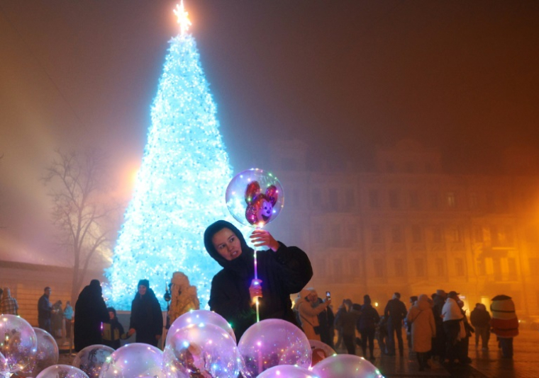 Un sapin de Noël sur la place Sophia de Kiev, le 24 décembre 2024 ( AFP / Anatolii STEPANOV )