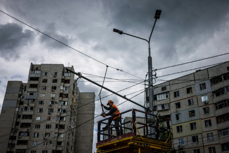 Depuis le début de la guerre en février 2022, la Russie a gravement endommagé le réseau électrique de l'Ukraine en le bombardant à répétition, ce qui provoque des coupures de courant régulières ( AFP / Dimitar DILKOFF )