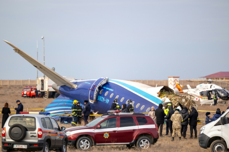 Le site du crash d'un avion de ligne d'Azerbaïdjan Airlines près de la ville kazakhe d'Aktau, à l'ouest du pays, le 25 décembre 2024 ( AFP / Issa Tazhenbayev )