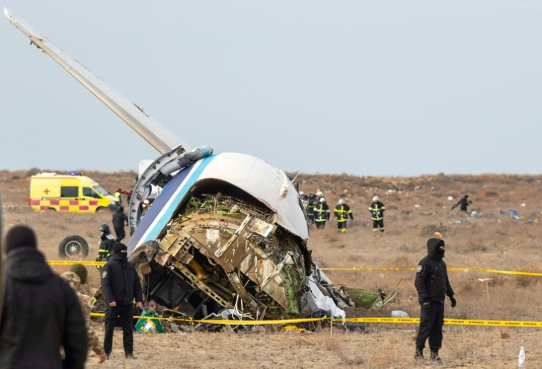 Le site du crash d'un avion de ligne d'Azerbaïdjan Airlines près de la ville kazakhe d'Aktau, à l'ouest du pays, le 25 décembre 2024 ( AFP / Issa Tazhenbayev )