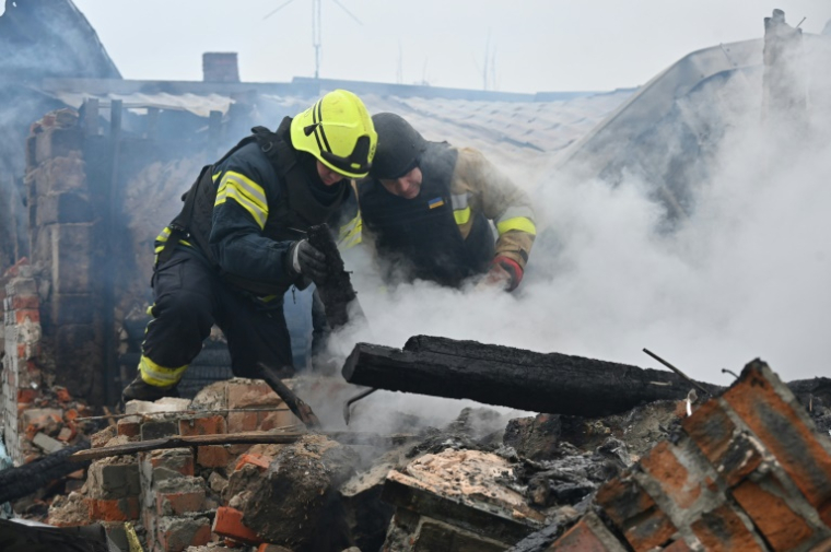 Des secouristes ukrainiens à Kharkiv après une frappe de drone le 25 décembre 2024 ( AFP / SERGEY BOBOK )