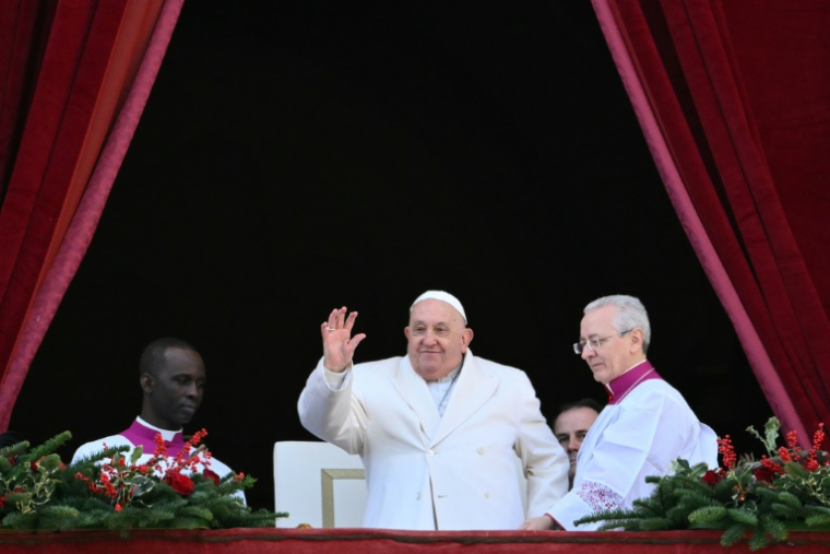 Le pape François salue les fidèles depuis le balcon principal de la basilique Saint-Pierre après avoir délivré son message Urbi et Orbi dans le cadre des célébrations de Noël, sur la place Saint-Pierre au Vatican, le 25 décembre 2024. ( AFP / Alberto PIZZOLI )