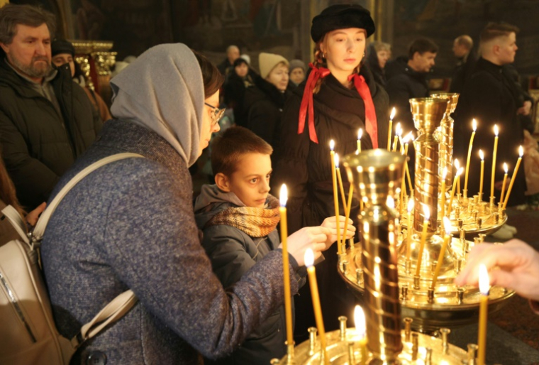 Pendant la messe de Noël dans la cathédrale Saint-Michel de Kiev, en Ukraine, le 24 décembre 2024 ( AFP / Anatolii STEPANOV )