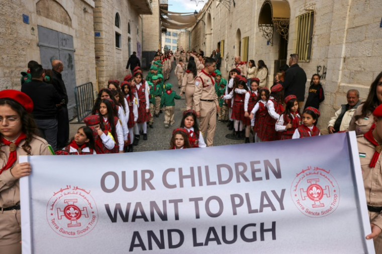 Des scouts participent à la traditionnelle procession de Noël à Bethléem, en Cisjordanie, le 24 décembre 2024 ( AFP / HAZEM BADER )