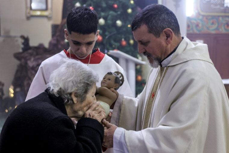 Messe de Minuit dans une église catholique du quartier de Zaytoun, dans la ville de Gaza, le 24 décembre 2024 ( AFP / OMAR AL-QATTAA )