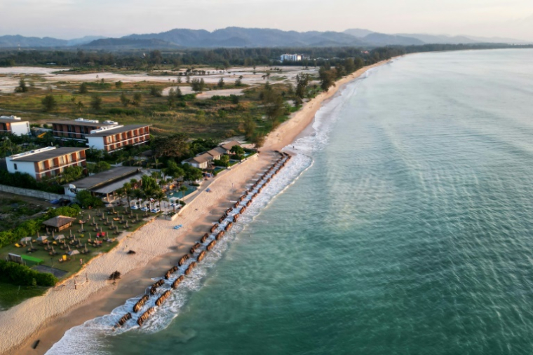 Vue aérienne de brise-lames en bois devant l'hôtel Pullman Khao Lak dans la province de Phang Nga, dans le sud de la Thaïlande, le 25 décembre 2024, à la veille du 20e anniversaire du tsunami de 2004 ( AFP / Lillian SUWANRUMPHA )