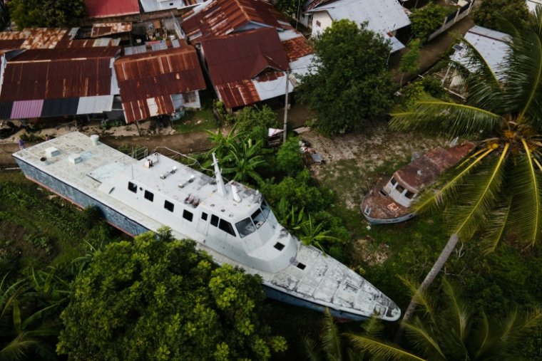 Vue aérienne de deux patrouilleurs rejetés par le tsunami de 2004 et conservés dans la communauté de Banda Aceh, le 25 décembre 2024, à la veille du 20e anniversaire de la catastrophe ( AFP / Yasuyoshi CHIBA )