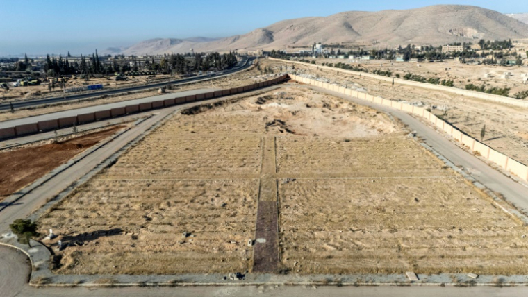 Vue aérienne d'un site qui serait une fosse commune à Adra, à environ 35 kilomètres à l'est de Damas, le 25 décembre 2024 ( AFP / Sameer Al-DOUMY )