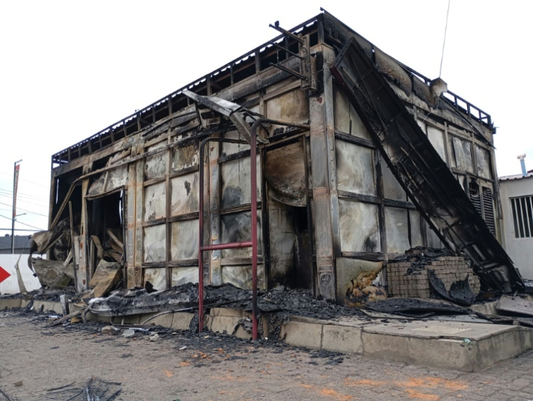 Un bâtiment incendié à Maputo, le 24 décembre 2024 au Mozambique ( AFP / Amilton Neves )