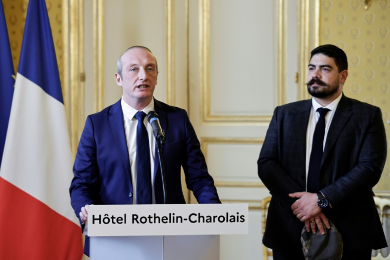 Le nouveau ministre de l'Action publique, de la Fonction publique et de la Simplification, Laurent Marcangeli, lors de la passation de pouvoir avec son prédécesseur Guilaume Kasabarian, à Paris, le 26 décembre 2024 ( AFP / STEPHANE DE SAKUTIN )