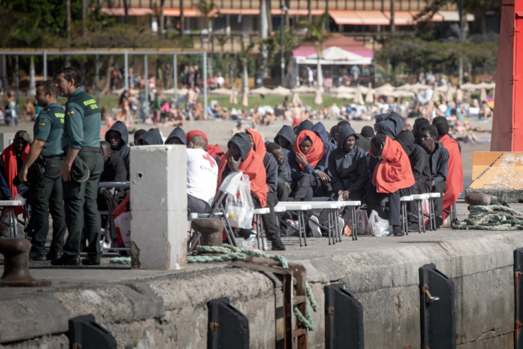 Des migrants secourus à Los Cristianos, en Espagne, le 2 février 2024. ( AFP / DESIREE MARTIN )