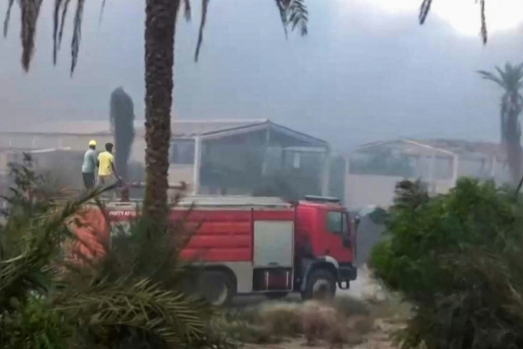 Un camion de pompiers se dirige vers la centrale électrique de Ras Kutaib, à Hodeida, après qu'elle a été touchée par des frappes israéliennes,  photo diffusée le 26 décembre 2024 par le centre des médias des Houthis ( ANSARULLAH MEDIA CENTRE / - )