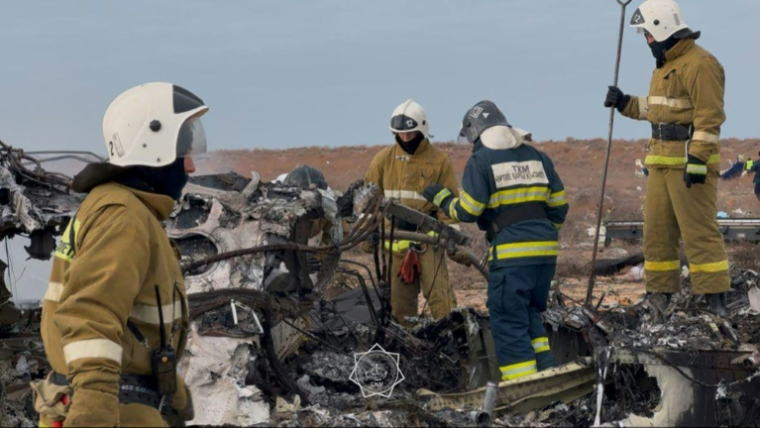 Photo fournie par  le ministère des Situations d'urgence du Kazakhstan montrant des experts sur le site du crash d'un avion d'Azerbaijan Airlines près d'Aktaou le 25 décembre 2024 ( Kazakhstan's emergency situations ministry / Handout )