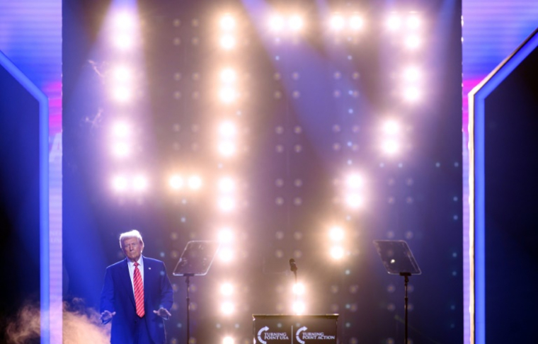 Donald Trump arrive sur scène lors de la conférence AmericaFest de Turning Point, à Phoenix (Arizona), le 22 décembre 2024 ( AFP / JOSH EDELSON )