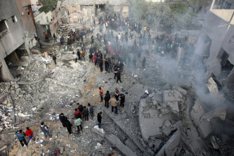 Des civils inspectent le site d'une frappe israélienne dans une zone résidentielle du quartier de Tuffah, à l'est de la ville de Gaza, le 26 décembre 2024 ( AFP / Omar AL-QATTAA )