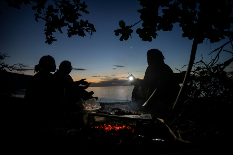 Des habitanst du sud de Mayotte fêtent  la nouvelle année Sur la plage des Trois Baobabs à M'bouanatsa, le 1er janvier 2025. ( AFP / JULIEN DE ROSA )