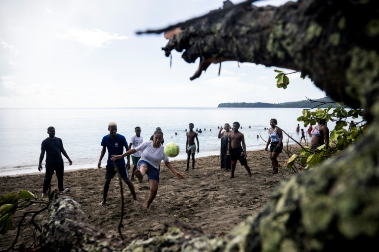 Des habitants jouent au football sur une plage de Mbouanasta, à Mayotte, le 1er janvier 2025  ( AFP / JULIEN DE ROSA )