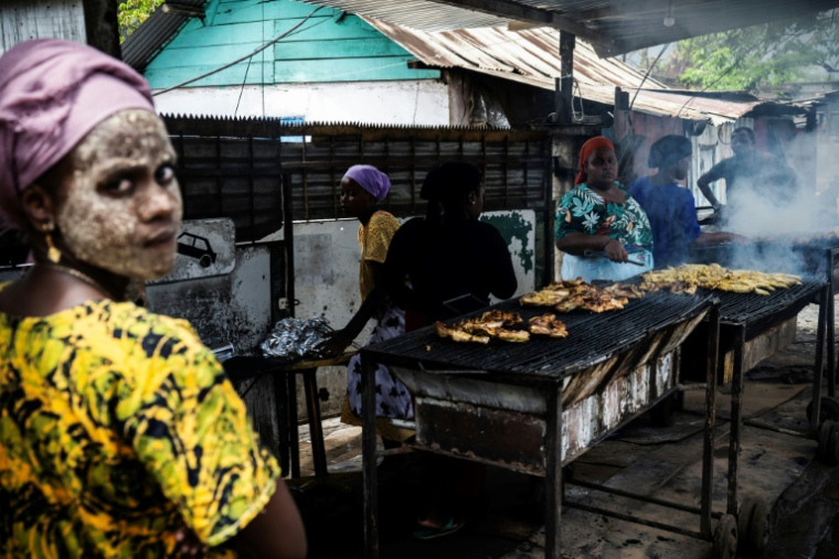 Des femmes préparent des grillades le 1er janvier 2025 à Chicoli (Mayotte)  ( AFP / JULIEN DE ROSA )