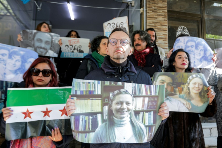 Des manifestants réclament des réponses sur le sort de quatre militants disparus depuis 2013, à Douma, près de Damas, le 1er janvier 2025 ( AFP / Bakr ALKASEM )