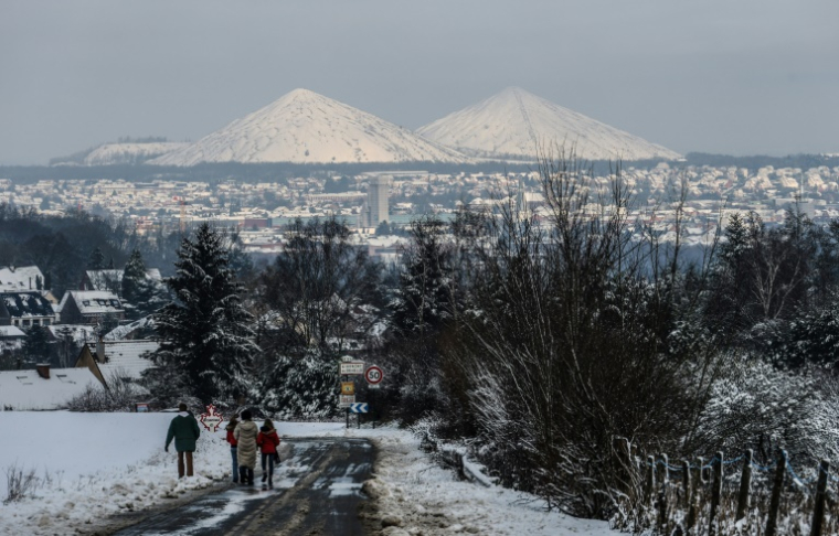 Des piétons à Givenchy-en-Gohelle, dans le Pas-de-Calais, le 9 janvier 2025 ( AFP / DENIS CHARLET )