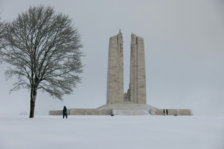 Le mémorial dédié aux soldats canadiens morts à Vimy lors de la première guerre mondiale, sous la neige le 9 janvier 2025 ( AFP / Denis Charlet )