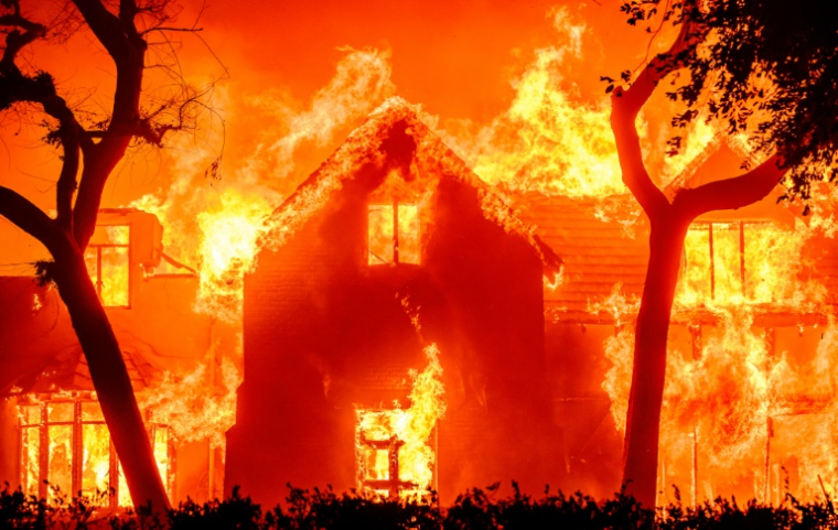 Une maison en flammes à Altadena, près de Los Angeles, en Californie, le 8 janvier 2025 ( AFP / JOSH EDELSON )