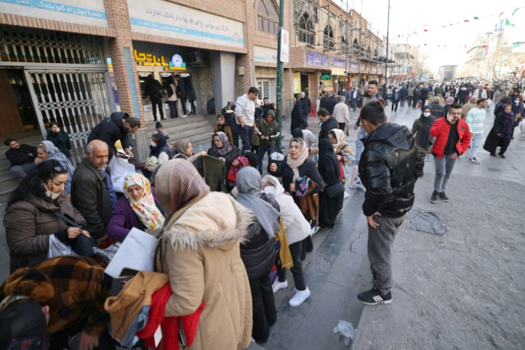 Des personnes âgées dans un marché à Téhéran, le 7 janvier 2025 ( AFP / ATTA KENARE )