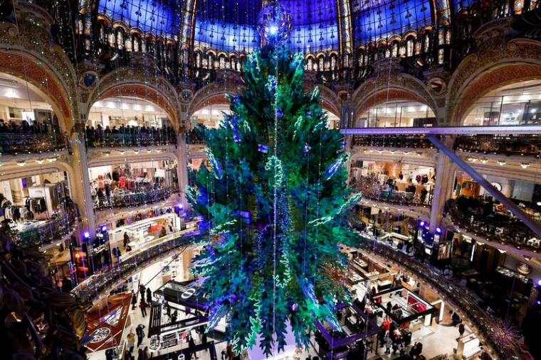 Un sapin de Noël géant se dresse dans le grand magasin Galeries Lafayette à Paris