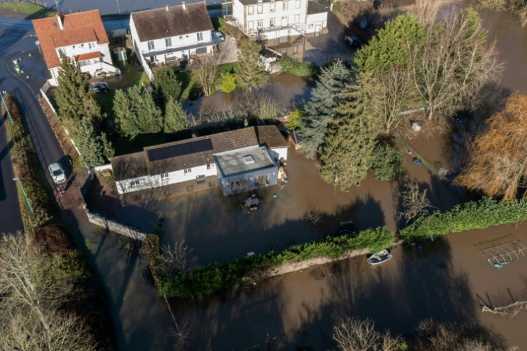 Des maisons inondées à Feuguerolles-Bully, dans le Calvados, le 9 janvier 2025 ( AFP / LOU BENOIST )