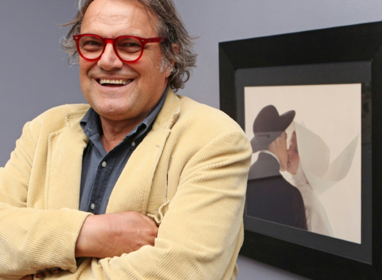 Le photographe italien Oliviero Toscani devant son œuvre "Kissing Nun" lors d'une exposition à la galerie Kunsthaus de Vienne le 6 mai 2010 ( AFP / DIETER NAGL )