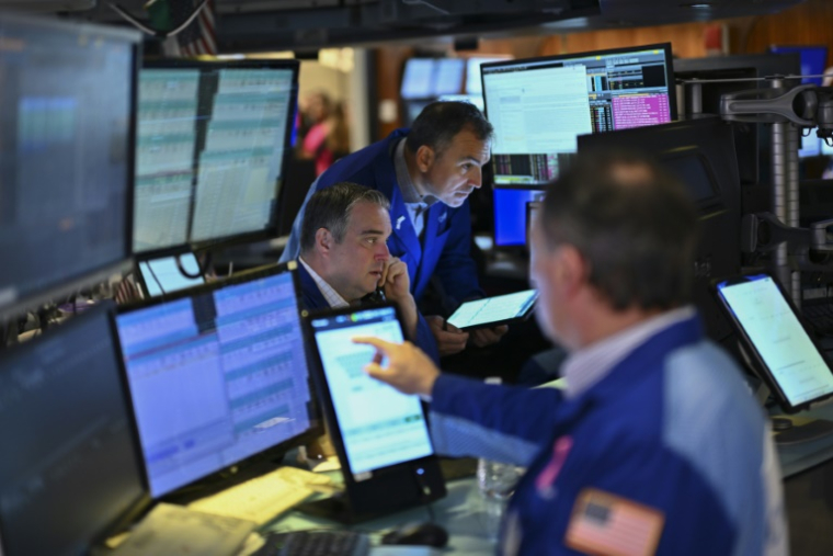 Des opérateurs du New York Stock Exchange ( AFP / ANGELA WEISS )