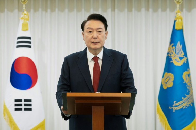 Photo diffusée par la présidence sud-coréenne montrant le dirigeant suspendu Yoon Suk Yeol en train de prononcer une allocution, le 14 décembre 2024 à Séoul ( South Korean Presidential Office / Handout )