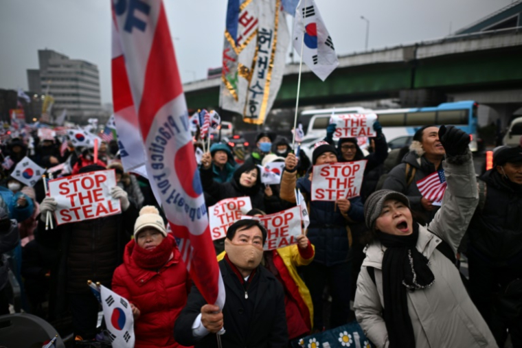 Des partisans du président sud-coréen Yoon Suk Yeol manifestent devant sa résidence à Séoul le 6 janvier 2025 ( AFP / Philip FONG )