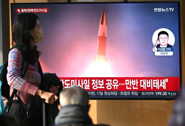 La télévision sud-coréenne diffuse des images de tir d'un missile sud-coréen à Séoul le 14 janvier 2025 ( AFP / JUNG YEON-JE )