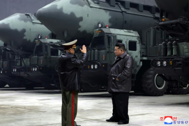 Sur cette photo diffusée le 23 octobre 2024 par l'agence d'Etat KCNA, le dirigeant nord-coréen Kim Jong Un visite une base de missiles, à une date non précisée dans un lieu non divulgué ( KCNA VIA KNS / STR )