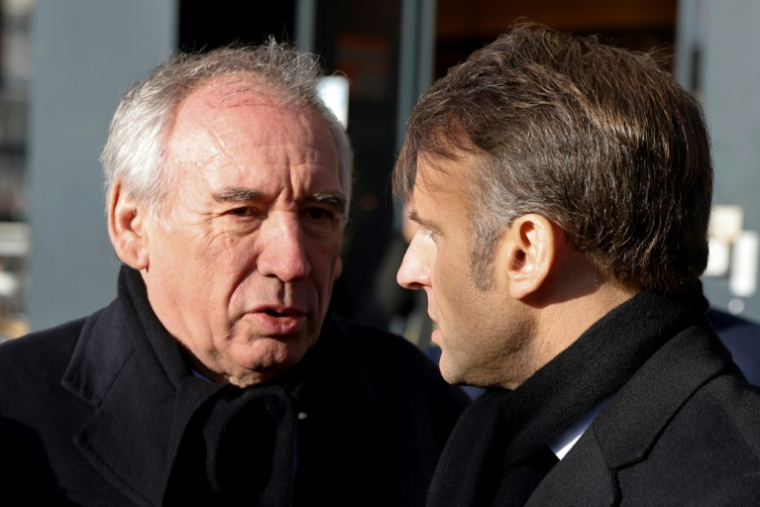 Le Premier ministre François Bayrou échange avec le président de la République Emmanuel Macron, le 7 janvier 2025 à Paris ( POOL / Ludovic MARIN )