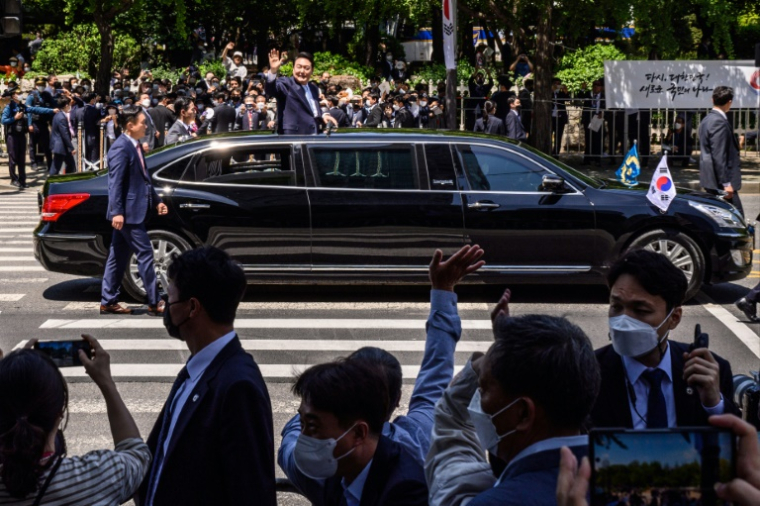 Le président sud-coréen Yoon Suk Yeol salue la foule le jour de sa prise de fonctions, le 10 mai 2022 à Séoul ( AFP / ANTHONY WALLACE )