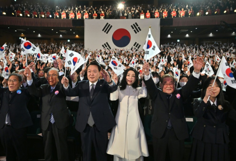 Le président sud-coréen Yoon Suk Yeol et son épouse Kim Keon-hee, le 1er mars 2023 lors d'une cérémonie à Séoul ( POOL / Jung Yeon-je )