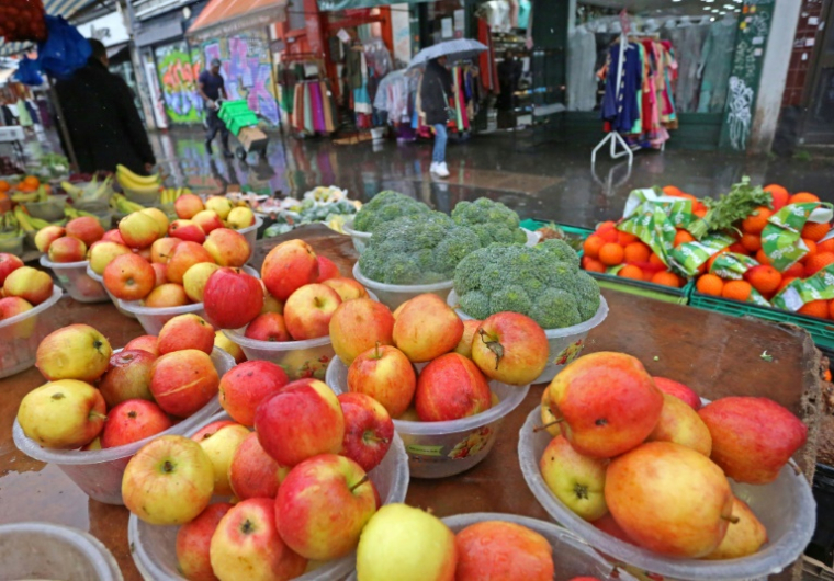 Fruits et légumes sur l'étal d'un marché dans un quartier de l'est de Londres, le 31 mars 2023 ( AFP / Susannah Ireland )