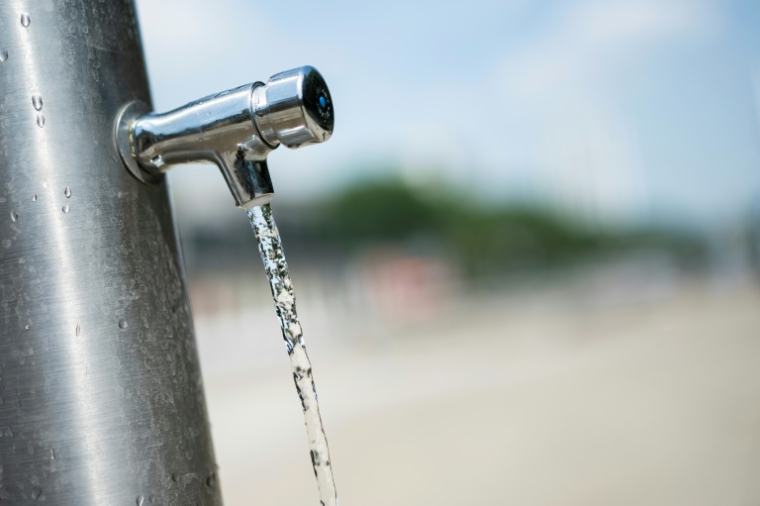 Ils ont aussi mesuré la présence de microplastiques d'une eau en robinet de Toulouse, celle-ci s'avérant plutôt élevée ( AFP / Kenzo TRIBOUILLARD )