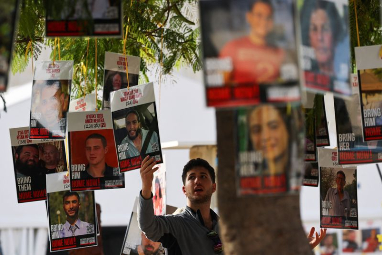 Les photos des otages enlevés lors de l'attaque meurtrière du 7 octobre 2023 par le Hamas, accrochées à un arbre sur la place dite "des Otages" à Tel-Aviv