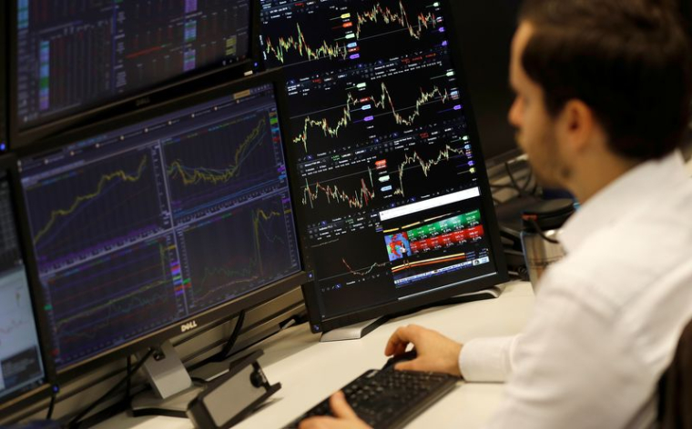 Un trader travaille chez CMC Markets dans la City de Londres