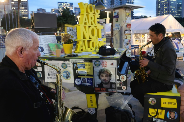 Des musiciens jouent sur la "Place des otages" à Tel Aviv, le 16 janvier 2025 ( AFP / Jack GUEZ )